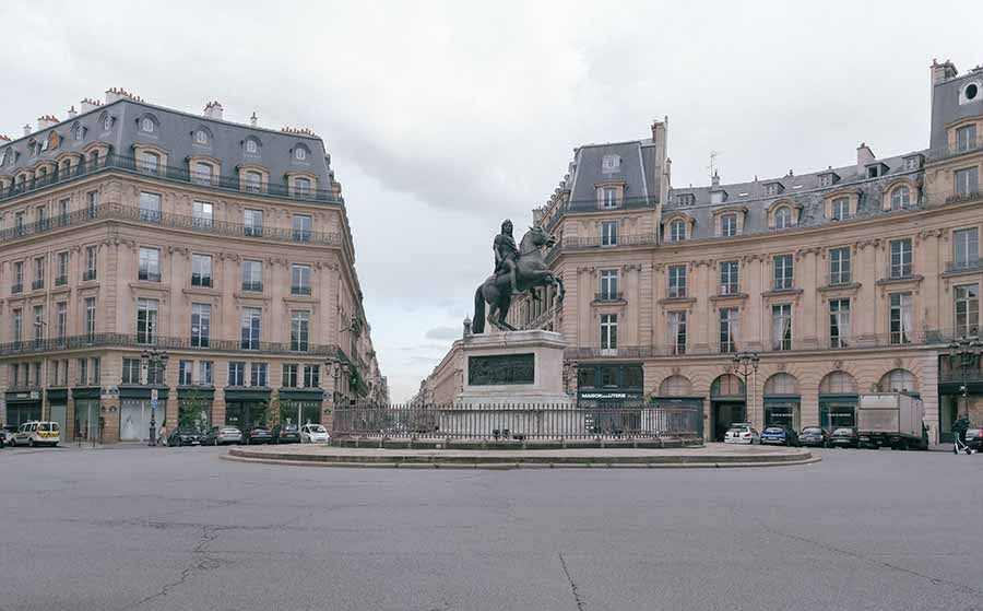 Place de las Victoires. Con Luis 14 en el centro.
