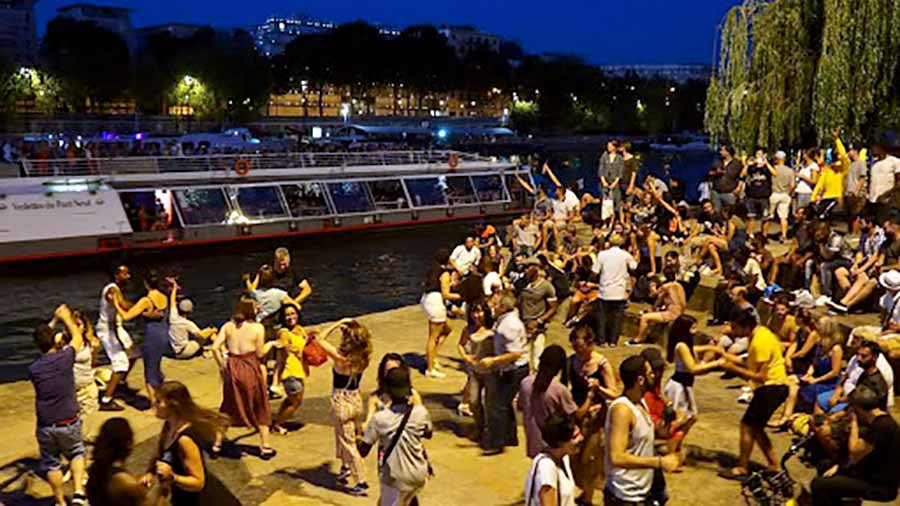 Qué hacer en París a la noche? Andá a bailar al sena con Notre Dame de fondo.