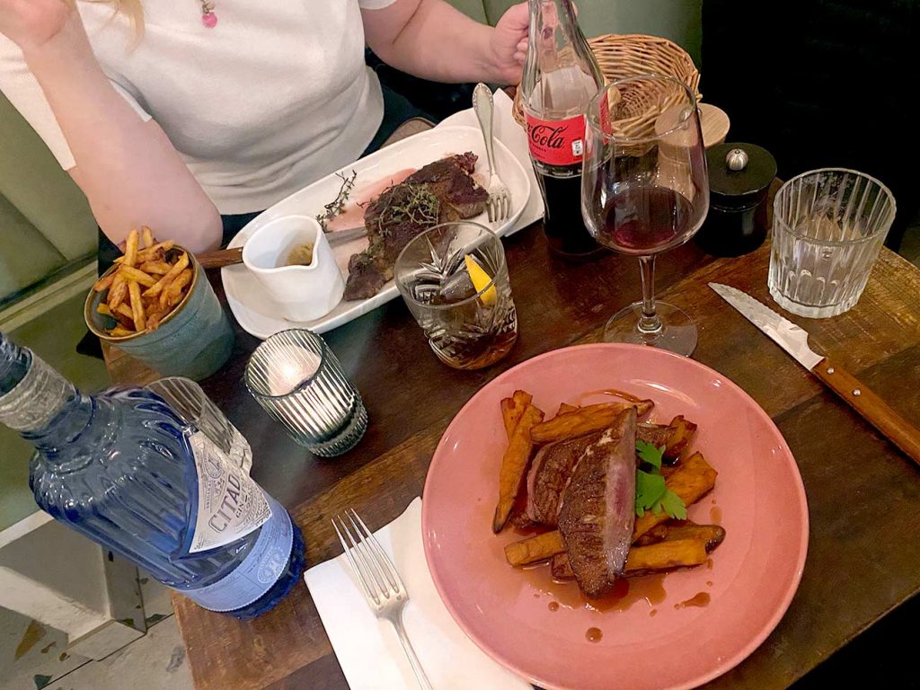 Cómo pedir el cafecito en París. Tips para ir a comer afuera en París.