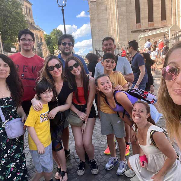 Tours en París, clientes felices turistas felices. Tours en París, clientes felices turistas felices.