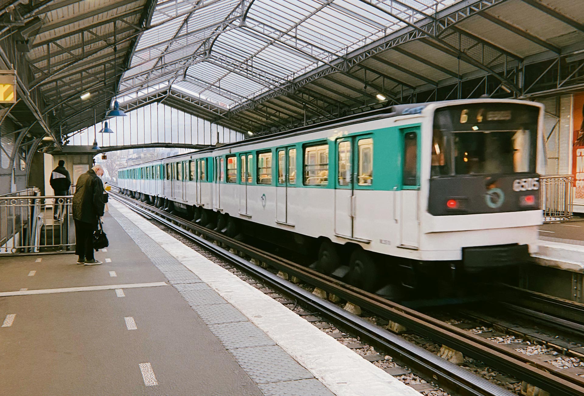 Viajar en Metro en transporte público en París.