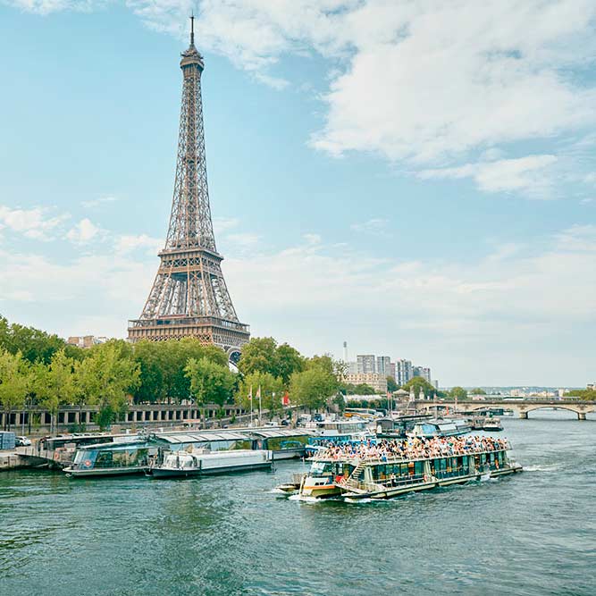Tour paseo en barco en el río Sena de París. Tour paseo en barco en el río Sena de París.