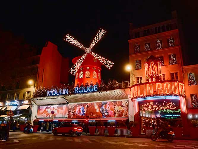 Tour de Montmartre y molino rojo de París